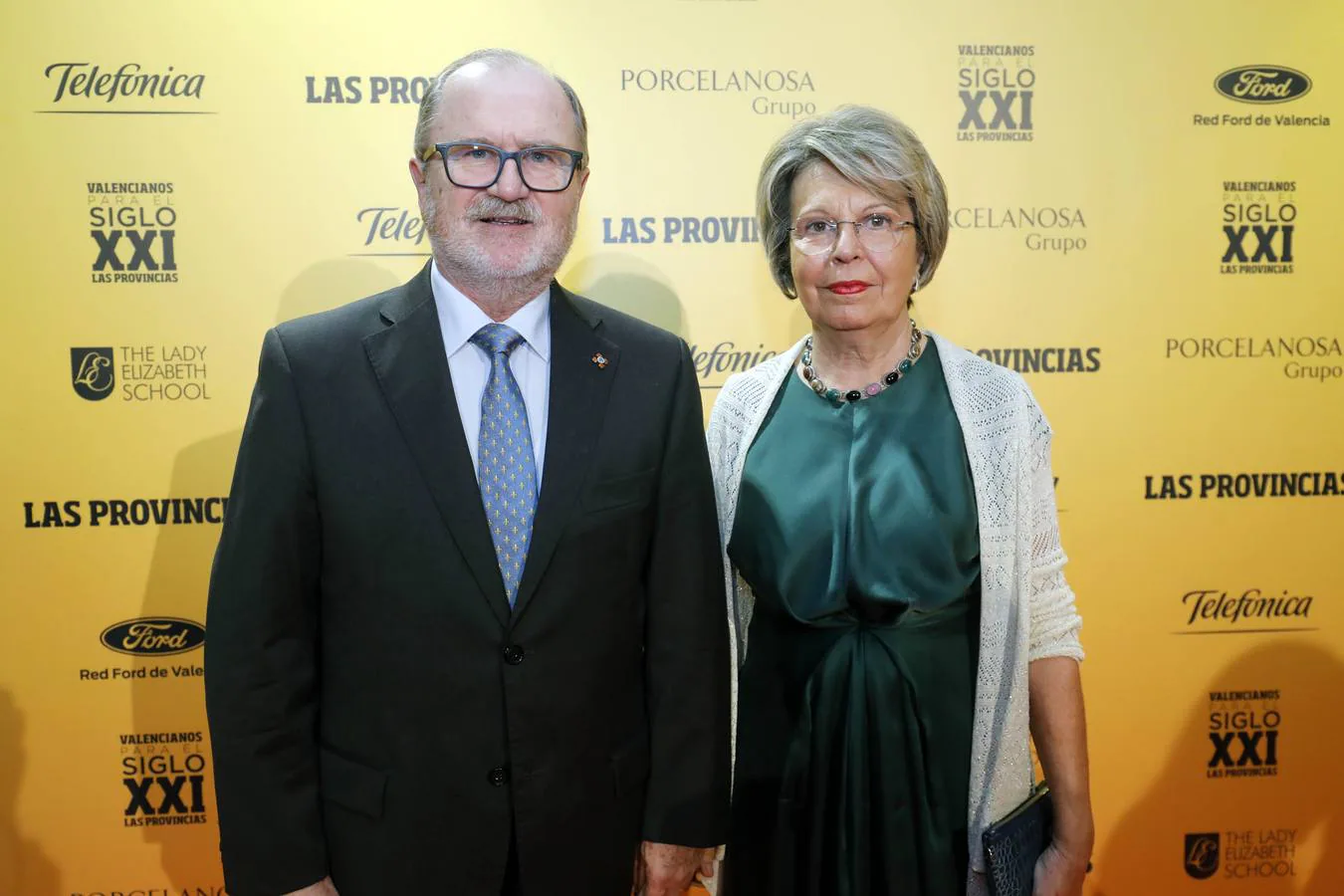 El exconseller de Educación Alejandro Font de Mora, junto a su mujer, Malen Rullán.