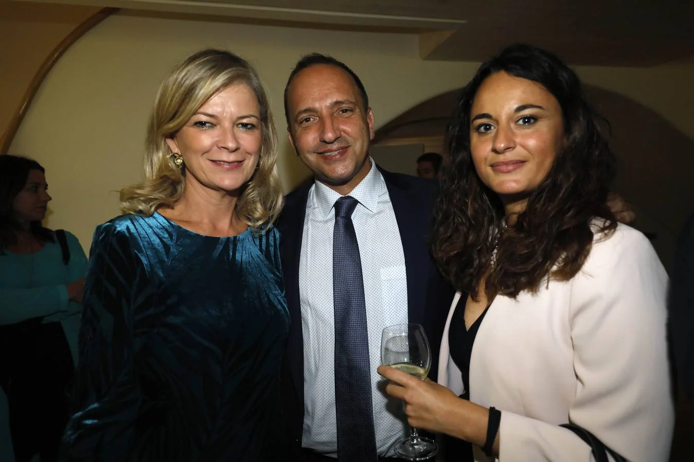 La consellera de Justicia, Gabriela Bravo, junto al vicepresidente, Rubén Martínez Dalmau, y la directora de Diálogo Social, Zulima Pérez.