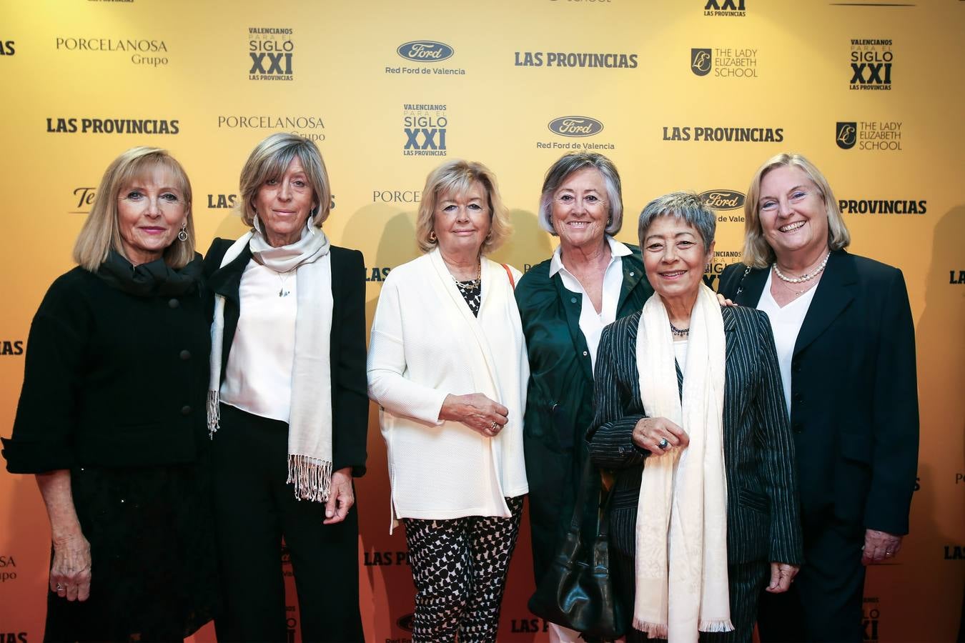 Amparo Cortés (i), Ange Llobell, Lola Gascó, Ángeles Roig, Pilar Blesa y Pilar Palop (d).