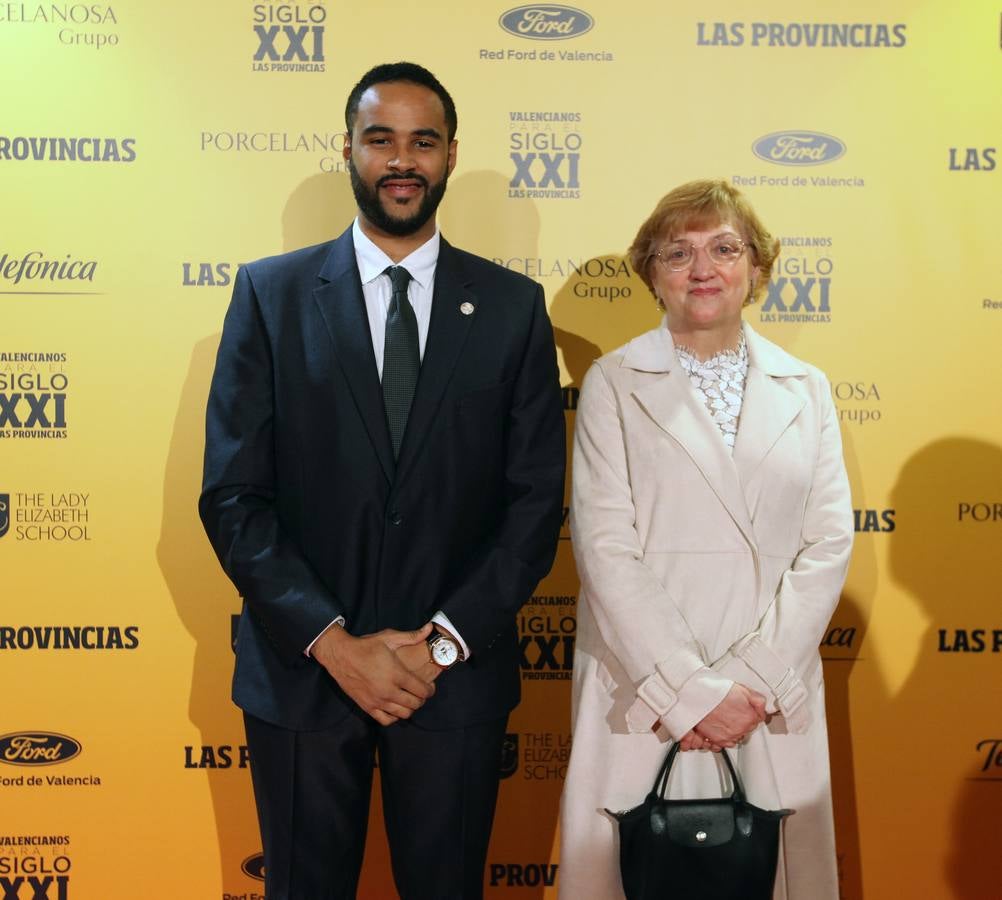 María Elena Olmos, secretaria general de la Universitat de València, y Fernando Ntutumu, asesor de la rectora.