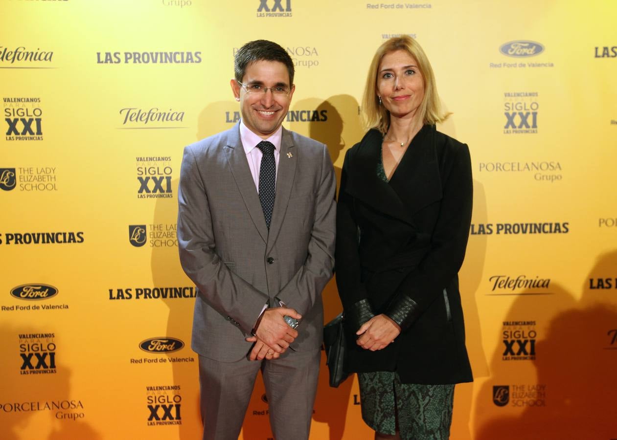 Joaquín Rodríguez, director del aeropuerto de Valencia, y Laura Baldó, del departamento de comunicación.