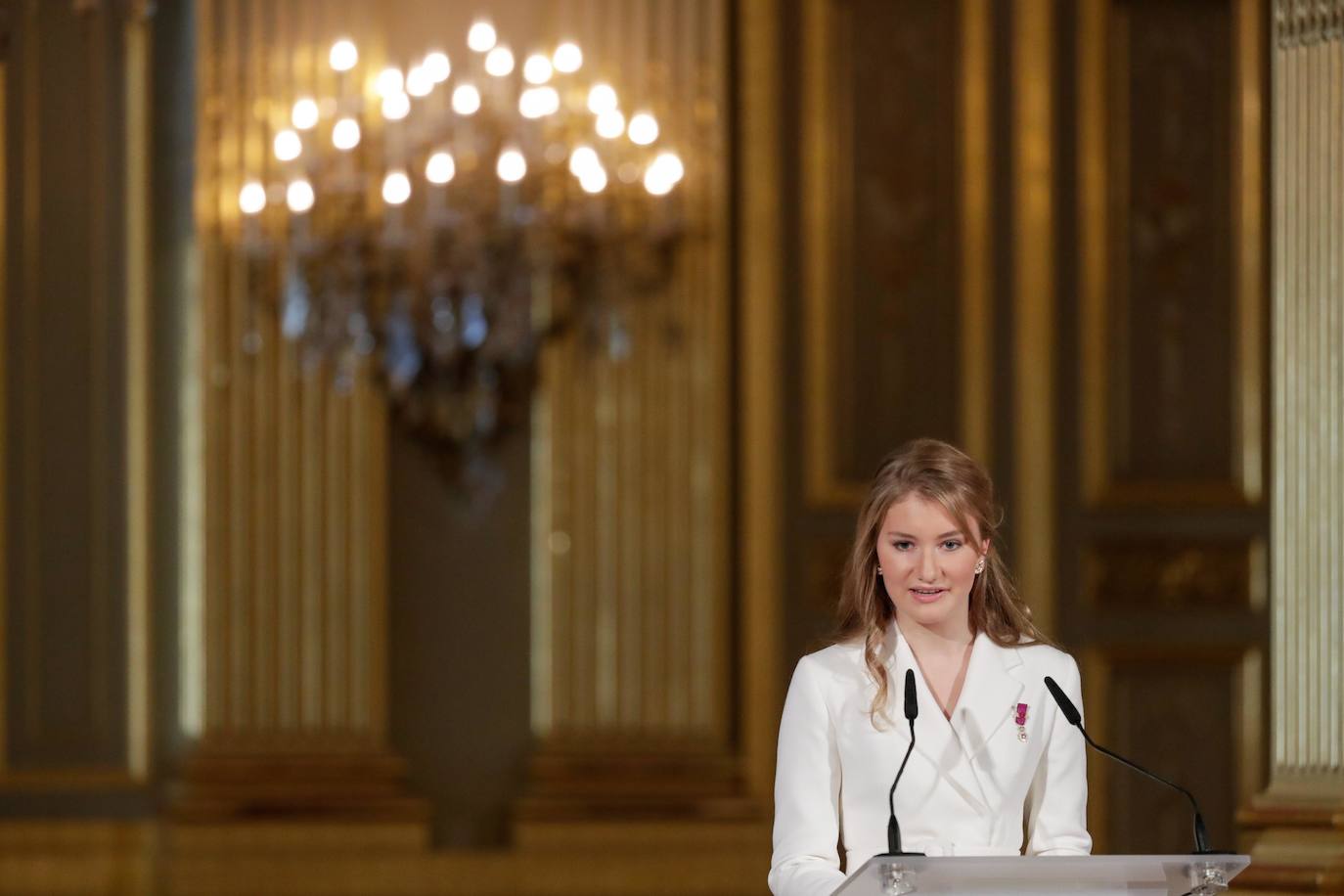 Pese a que la monarquía es muy criticada por los independentistas flamencos, "ella cursó toda su escolaridad en neerlandés", explica Dujardin, algo inédito para un miembro de la familia real belga "considerada bastante francófona".