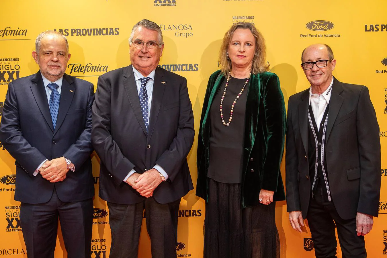 Claudio Chaqués (i); Enric Esteve, presidente de Lo Rat Penat, Bettina Vöhringer, regina dels Jocs Florals de 2015 y el diseñador Alfred Esteve.