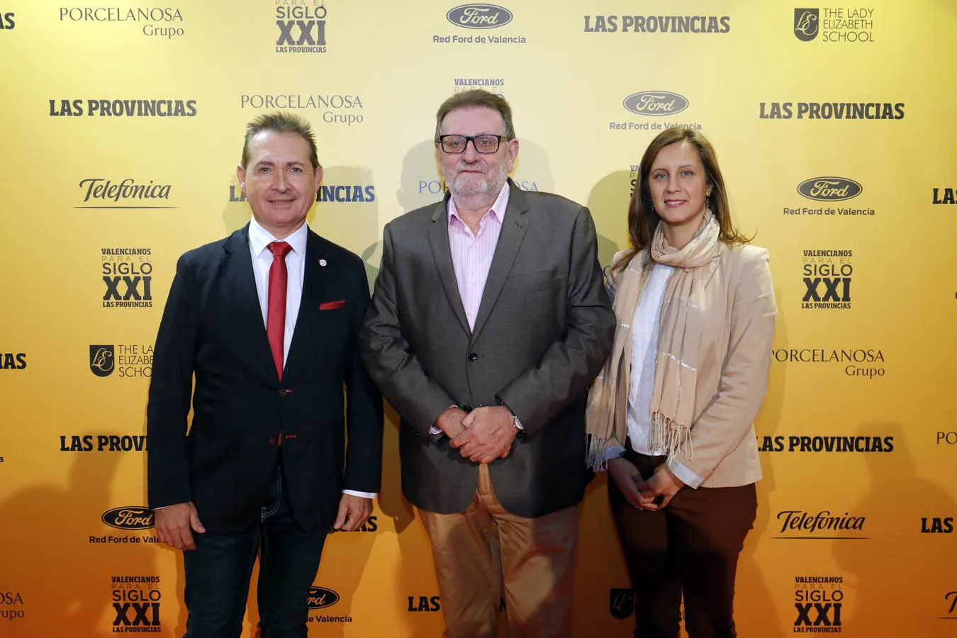 El alcalde de la capital de l’Horta Sud, Jesús Ros, con su homólogo de Xirivella, Michel Montaner, y la concejala de Cultura de Torrent, Susi Ferrer.