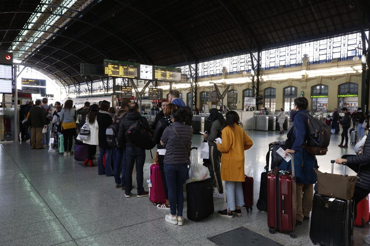 Viajeros en la estación del Norte. 