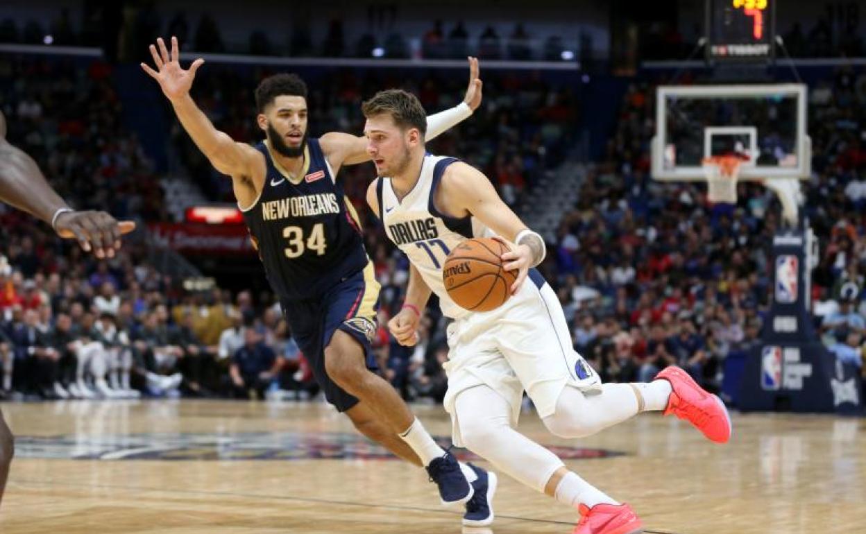 Un histórico Doncic lidera la victoria de los Mavericks