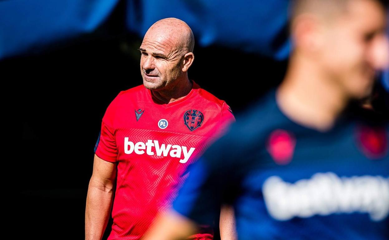 Paco López sale del túnel de vestuarios durante el entrenamiento de ayer en el Ciutat.