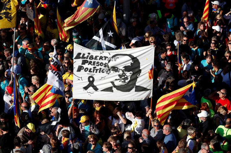 Miles de personas se concentran en Barcelona para protestar por la sentencia del 'procés'.