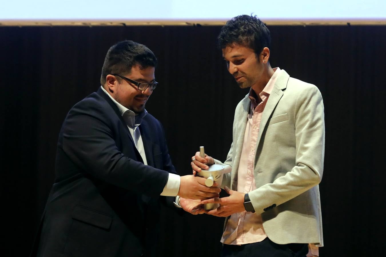 Álex Serrano entrega su galardón a Pascual Durá, patrón del barco pesquero Nuestra Señora de Loreto de Santa Pola.