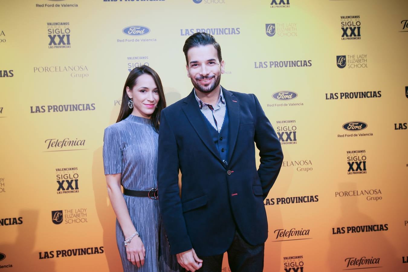 Raquel Oltra y Luis Tobajas, protagonistas durante el monólogo de humor, ya que se les pidió que se besaran.