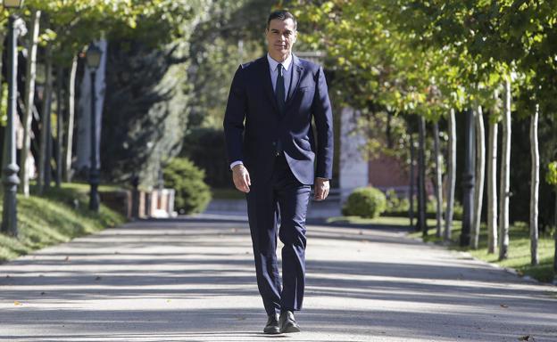 El presidente del Gobierno pasea este viernes en el jardín del Palacio de la Moncloa tras reunir al Consejo de Ministros y antes de viajar a Alicante para un acto de partido para las elecciones del 10-N.