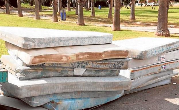 Algunos de los colchones abandonados en Torrevieja. 