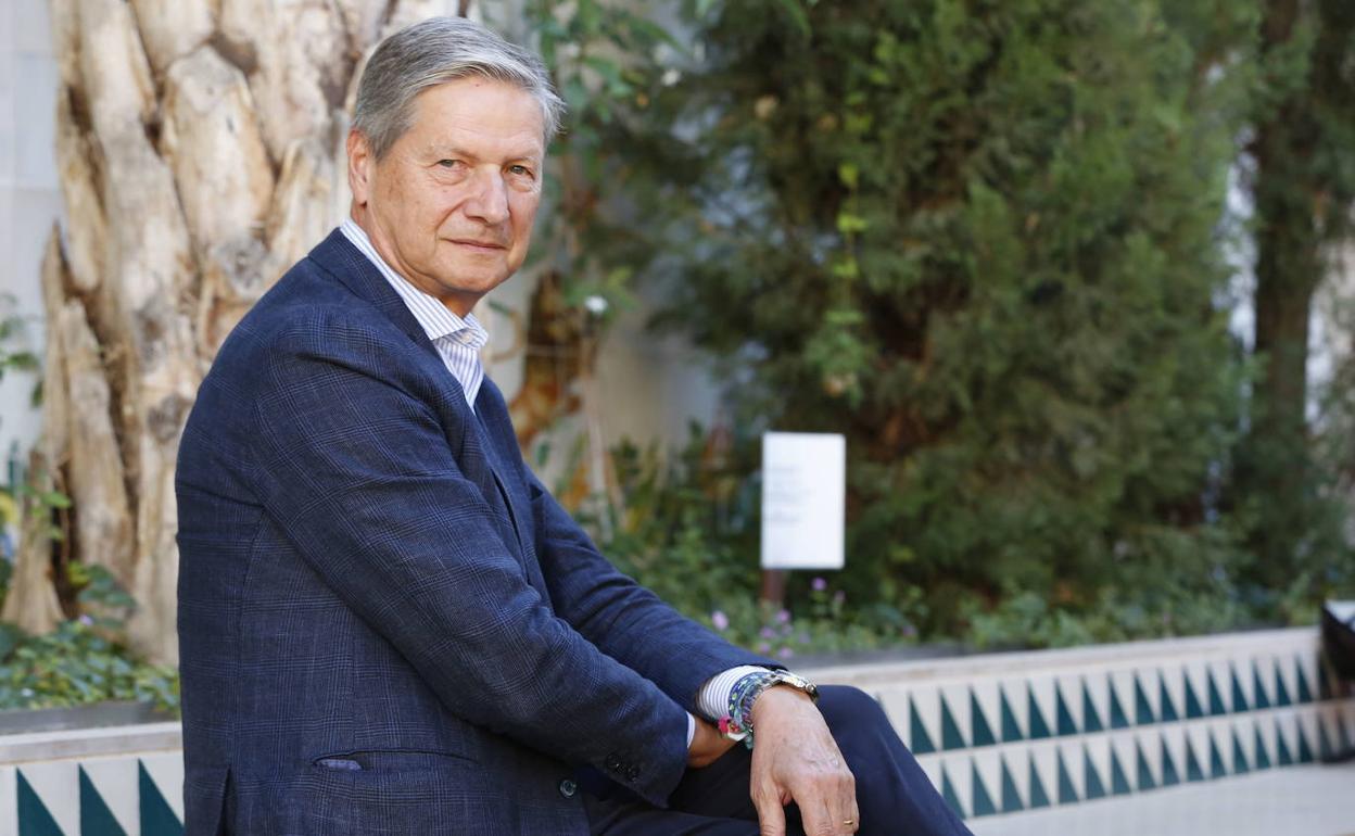 Vicente Genovés, en el patio trasero del colegio.