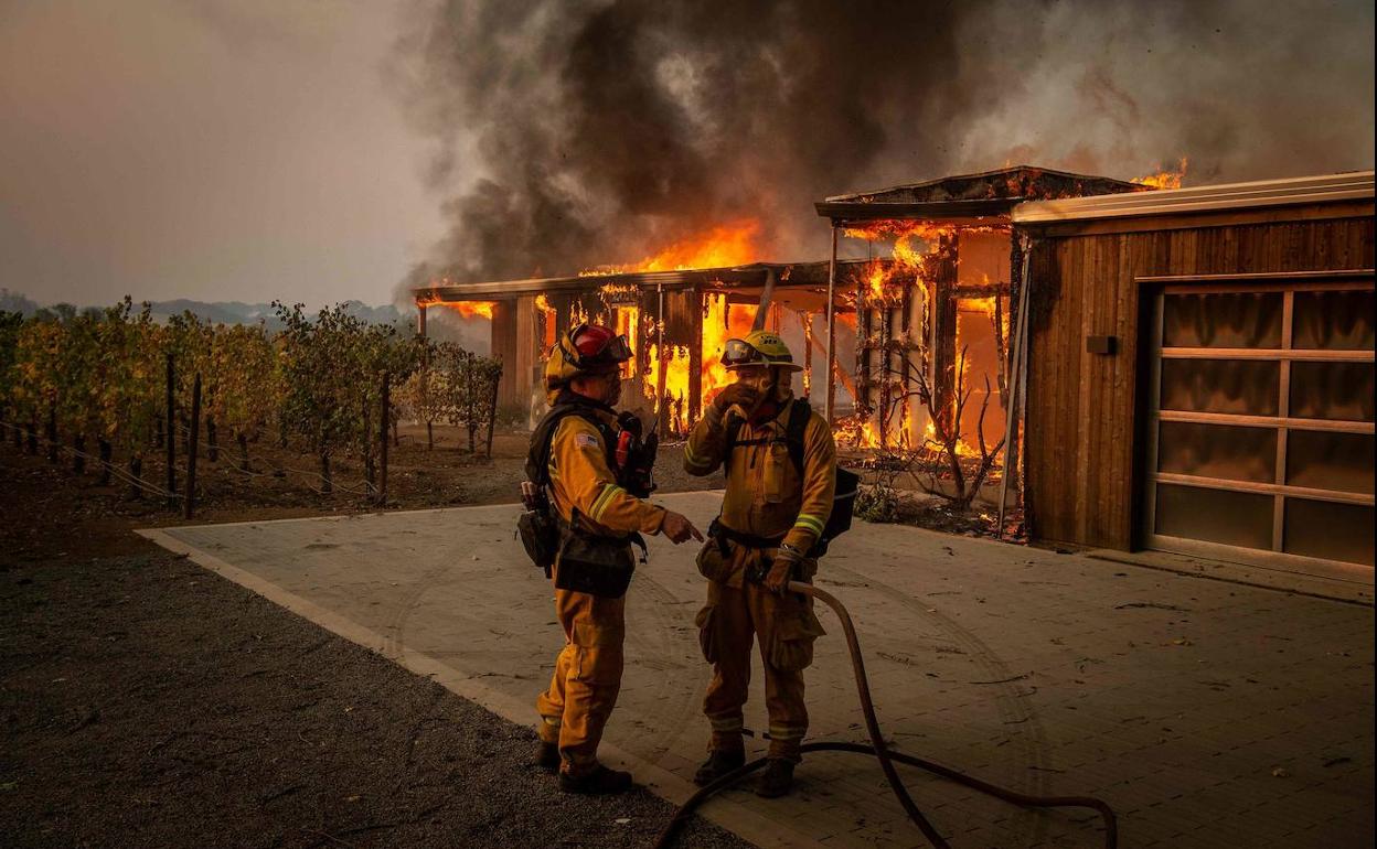 El fuego ha puesto en riesgo mansiones y casas en Los Angeles. 