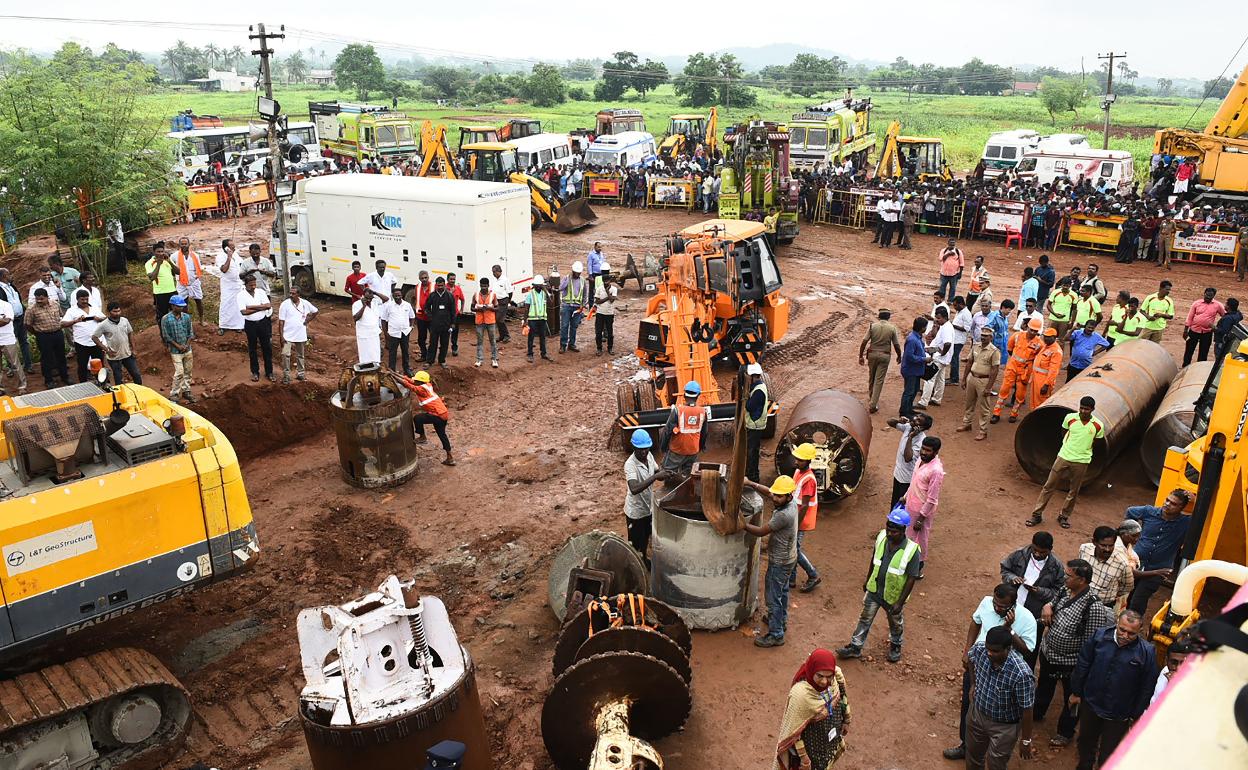 Trabajos de los equipos de salvamento en Tamil Nadu, en sur de la India, para rescatar al niño del pozo.