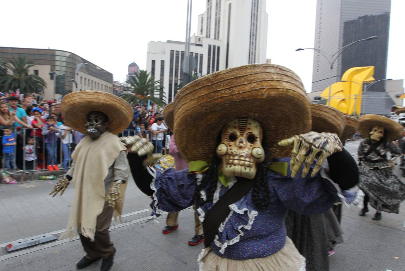 La ciudad ha celebrado el macrodesfile anual del Día de Muertos, donde miles de personas disfrazadas han desfilado junto a figuras alegóricas y enormes carrozas llenas de luces y color.