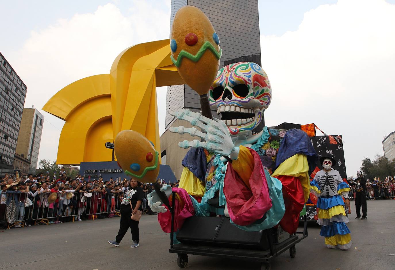 La ciudad ha celebrado el macrodesfile anual del Día de Muertos, donde miles de personas disfrazadas han desfilado junto a figuras alegóricas y enormes carrozas llenas de luces y color.