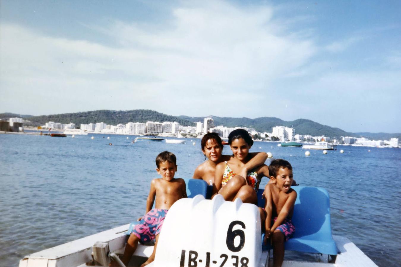 IBIZA. En un patinete junto a unos amigos. "La isla me ayuda a resetearme, para mí es un lugar mágico".
