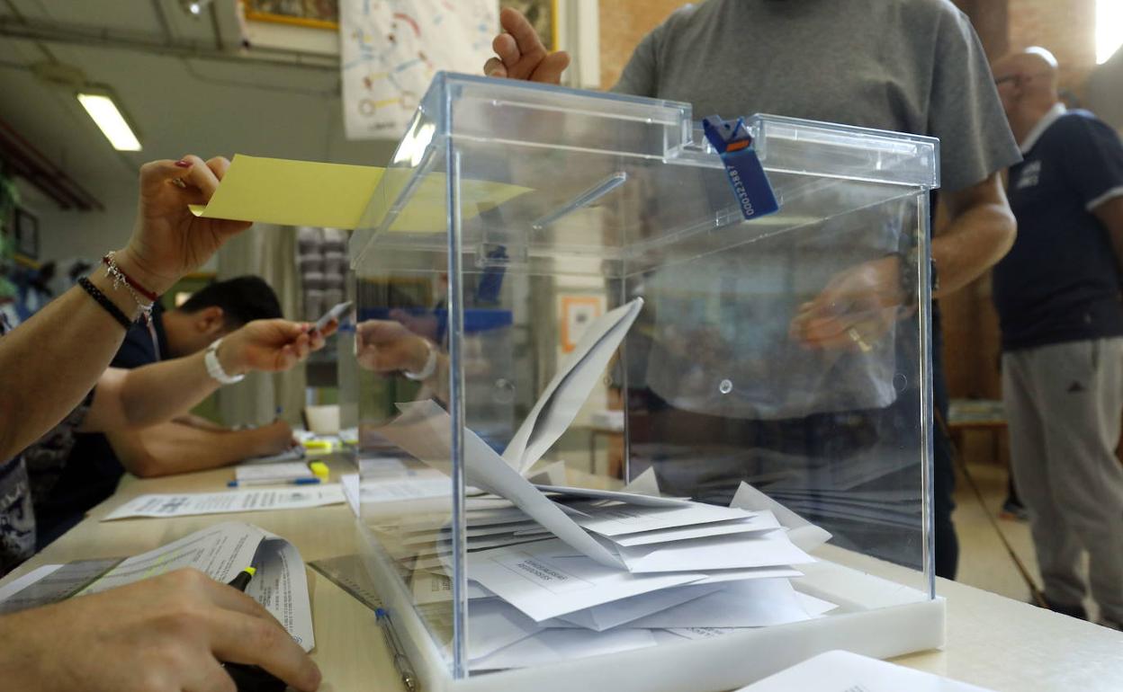 Un colegio electoral durante las últimas elecciones municipales y europeas. 