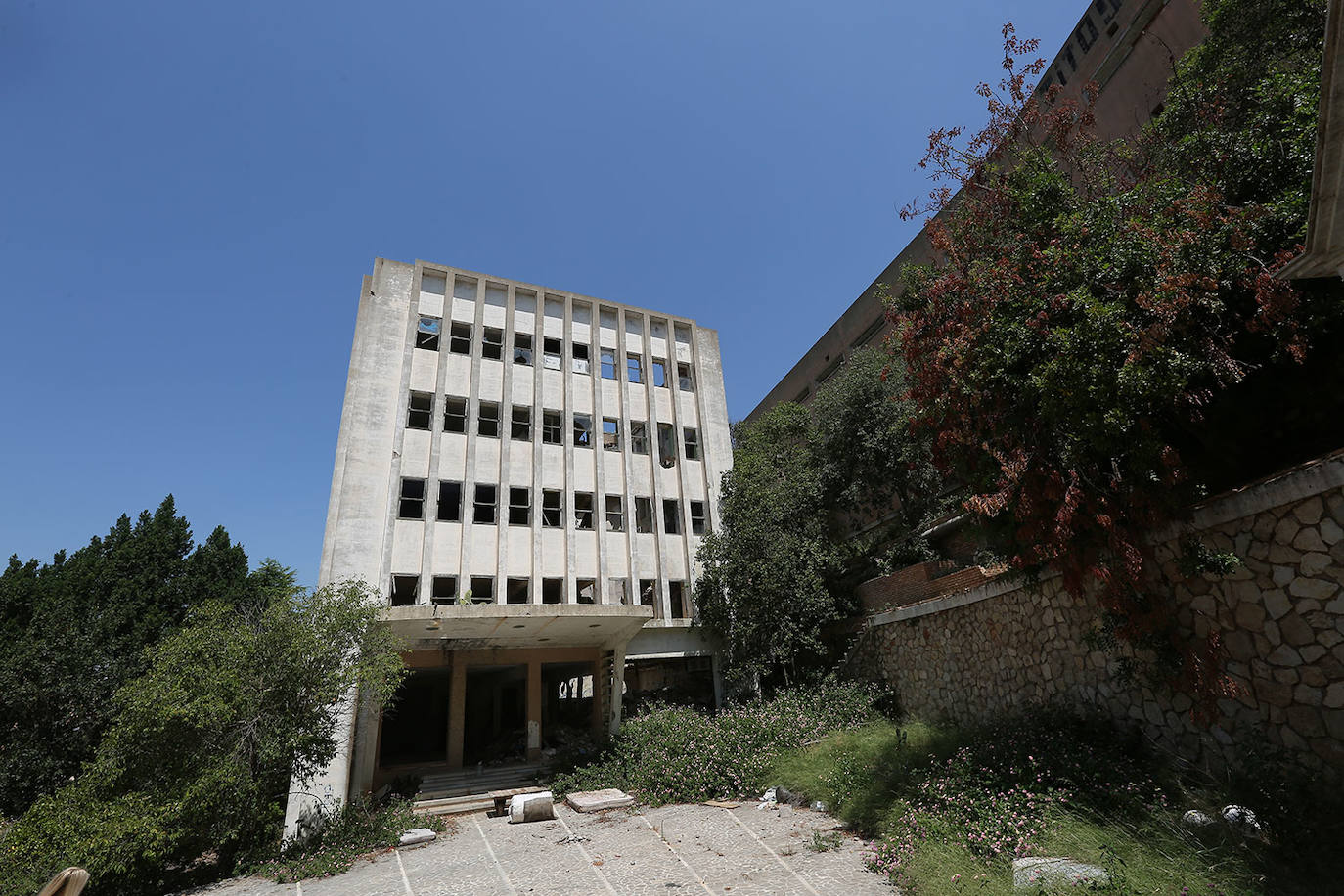 Las ruinas de la fábrica Avidesa (Valencia) | Su demolición comenzó el septiembre de 2018, pero hasta entonces, los restos de Avidesa eran uno de los puntos más escalofriantes de la Comunitat. Luis Suñer fue pionero en la formación de un imperio industrial valenciano, liderado por sus dos empresas: Cartonajes Suñer y Avidesa, especializada en la producción de helados y a la que pertenecen estas imágenes. Tras la abrupta muerte mientras dormía del heredero de Suñer, con 21 años, la empresa fue adquiriendo más y más éxito. Tanto así que incluso llamó la atención de la organización terrorista ETA, que puso a Súñer en su punto de mira y perpetró el secuestro del empresario en su despacho en esta fábrica. La banda le tuvo retenido durante tres meses y aunque tras su libración se reincorporó al trabajo, el suceso pasó factura en la salud del fundador. Después, en 1982, la pantanada de Tous supuso la estocada definitiva para Avidesa. Sus impactantes ruinas, con un colosal boquete de cuatro pisos, han sido el escenario perfecto para sesiones de espiritismo, psicofonías e historias de terror desde entonces. 
