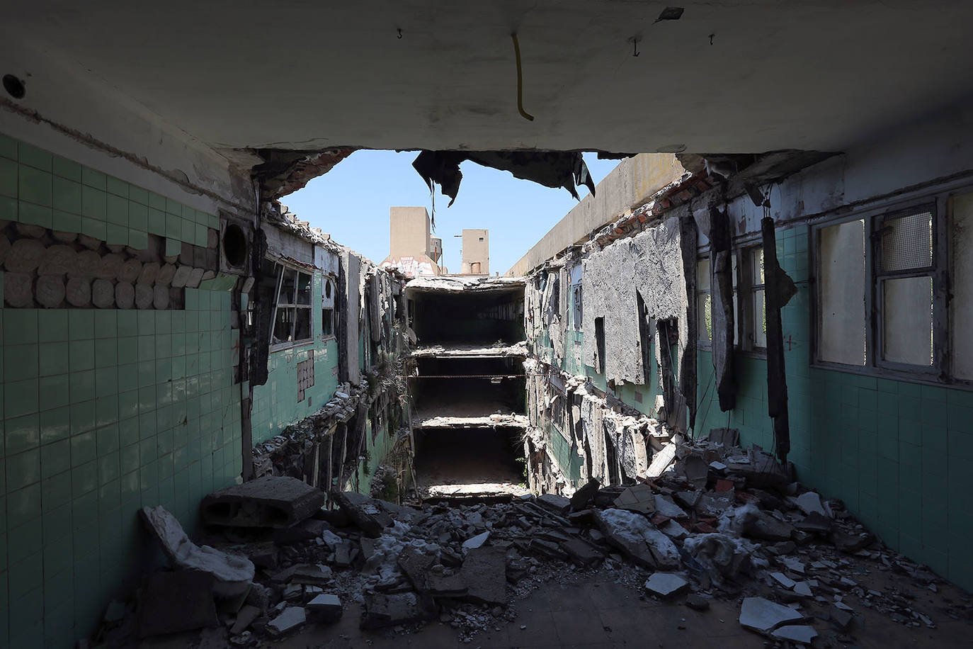 Las ruinas de la fábrica Avidesa (Valencia) | Su demolición comenzó el septiembre de 2018, pero hasta entonces, los restos de Avidesa eran uno de los puntos más escalofriantes de la Comunitat. Luis Suñer fue pionero en la formación de un imperio industrial valenciano, liderado por sus dos empresas: Cartonajes Suñer y Avidesa, especializada en la producción de helados y a la que pertenecen estas imágenes. Tras la abrupta muerte mientras dormía del heredero de Suñer, con 21 años, la empresa fue adquiriendo más y más éxito. Tanto así que incluso llamó la atención de la organización terrorista ETA, que puso a Súñer en su punto de mira y perpetró el secuestro del empresario en su despacho en esta fábrica. La banda le tuvo retenido durante tres meses y aunque tras su libración se reincorporó al trabajo, el suceso pasó factura en la salud del fundador. Después, en 1982, la pantanada de Tous supuso la estocada definitiva para Avidesa. Sus impactantes ruinas, con un colosal boquete de cuatro pisos, han sido el escenario perfecto para sesiones de espiritismo, psicofonías e historias de terror desde entonces. 