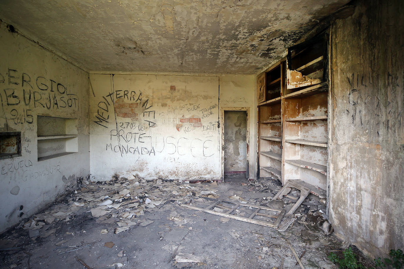 La cementera de Benagéber (Valencia) | La enorme construcción todavía se contempla desde lo lejos, como un colosal castillo de hormigón entre agua y maleza. Construida en la década de los cuarenta, fue gestionada por la misma empresa que se encargó del embalse, Portolés y Cía, que se convertiría en una de las principales compañías de obras públicas tras la Guerra Civil. La construcción del pantano de Contreras también corrió a cargo de esta firma, prueba de su estrecha colaboración laboral con el gobierno franquista. En aquella época, la mayoría de los habitantes de Benagéber eran los trabajadores de las obras del embalse y la cementera. Por ello, cuando en 1955 finalizaron los trabajos para la formación del pantano, la mayoría de la población emigró y el lugar quedó sumido en la escalofriante quietud que, a día de hoy, le sigue caracterizando. 