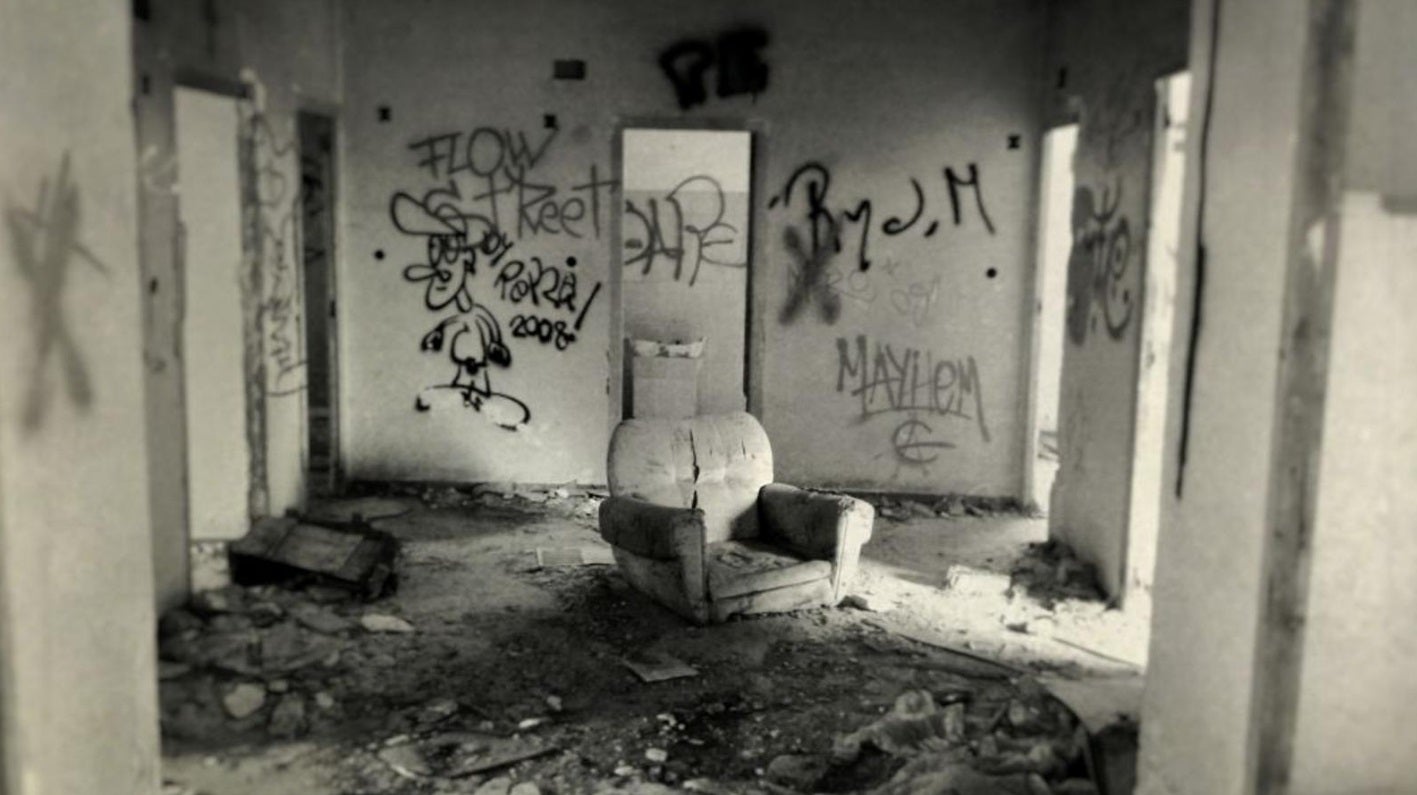 El psiquiátrico infantil abandonado de Cheste (Valencia) | Apenas existen datos concretos sobre su historia, pero sí se sabe que su nombre popular no se corresponde con la realidad de lo que fue. El centro 'La Humanitat' jamás fue un psiquiátrico, sino un centro asistencial para pacientes con distintos grados de deficiencias físicas y psíquicas. Las leyendas que circulan sobre él aseguran que residían aquí niños y enfermos mentales potencialmente peligrosos. La residencia pasó a formar parte en 1986 del Consorcio Valenciano de Servicios Sociales (Convaser) y con el tiempo sus instalaciones dejaron de servir para el modelo asistencial que se pretendía cubrir. El lugar quedó abandonado, objeto de bulos urbanos y objetivo de los adeptos a lo paranormal. La más conocida es la 'leyenda del pasillo quemado' según la cual una enferma o interno prendió fuego al pasillo del ala derecha, ocasionando un incendió en el que -por supuesto- murieron varias personas (según se dice, niños). El lugar, desde luego, da para mucho. Entre muebles, grafitis y pintadas, el pasillo sigue quemado y aún conserva, aunque destrozadas, las bañeras y los aseos que empleaban los residentes. 