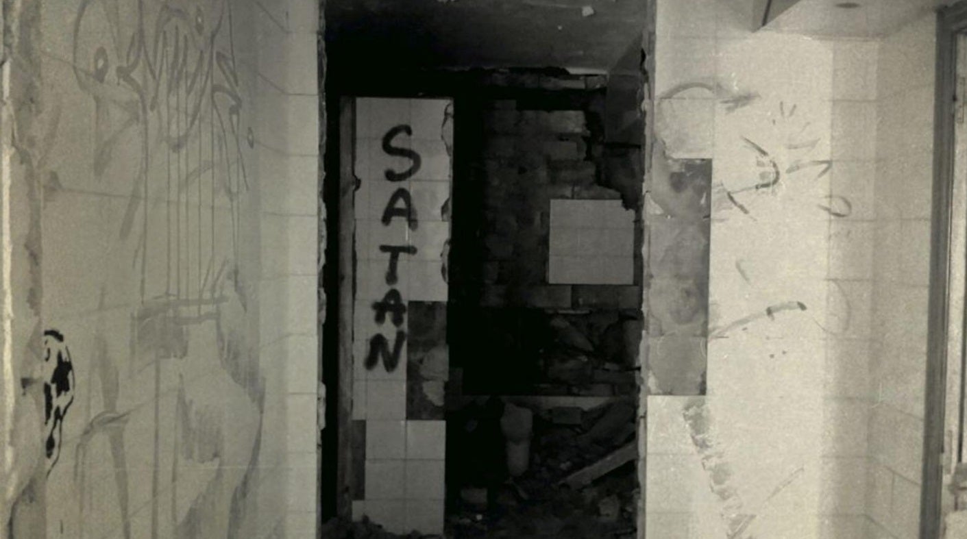 El psiquiátrico infantil abandonado de Cheste (Valencia) | Apenas existen datos concretos sobre su historia, pero sí se sabe que su nombre popular no se corresponde con la realidad de lo que fue. El centro 'La Humanitat' jamás fue un psiquiátrico, sino un centro asistencial para pacientes con distintos grados de deficiencias físicas y psíquicas. Las leyendas que circulan sobre él aseguran que residían aquí niños y enfermos mentales potencialmente peligrosos. La residencia pasó a formar parte en 1986 del Consorcio Valenciano de Servicios Sociales (Convaser) y con el tiempo sus instalaciones dejaron de servir para el modelo asistencial que se pretendía cubrir. El lugar quedó abandonado, objeto de bulos urbanos y objetivo de los adeptos a lo paranormal. La más conocida es la 'leyenda del pasillo quemado' según la cual una enferma o interno prendió fuego al pasillo del ala derecha, ocasionando un incendió en el que -por supuesto- murieron varias personas (según se dice, niños). El lugar, desde luego, da para mucho. Entre muebles, grafitis y pintadas, el pasillo sigue quemado y aún conserva, aunque destrozadas, las bañeras y los aseos que empleaban los residentes. 