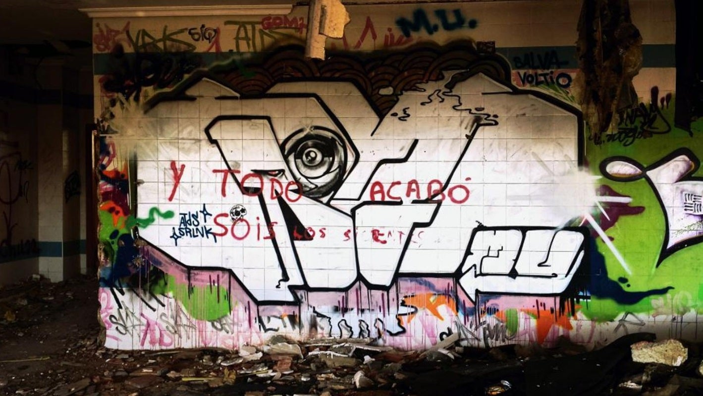 El psiquiátrico infantil abandonado de Cheste (Valencia) | Apenas existen datos concretos sobre su historia, pero sí se sabe que su nombre popular no se corresponde con la realidad de lo que fue. El centro 'La Humanitat' jamás fue un psiquiátrico, sino un centro asistencial para pacientes con distintos grados de deficiencias físicas y psíquicas. Las leyendas que circulan sobre él aseguran que residían aquí niños y enfermos mentales potencialmente peligrosos. La residencia pasó a formar parte en 1986 del Consorcio Valenciano de Servicios Sociales (Convaser) y con el tiempo sus instalaciones dejaron de servir para el modelo asistencial que se pretendía cubrir. El lugar quedó abandonado, objeto de bulos urbanos y objetivo de los adeptos a lo paranormal. La más conocida es la 'leyenda del pasillo quemado' según la cual una enferma o interno prendió fuego al pasillo del ala derecha, ocasionando un incendió en el que -por supuesto- murieron varias personas (según se dice, niños). El lugar, desde luego, da para mucho. Entre muebles, grafitis y pintadas, el pasillo sigue quemado y aún conserva, aunque destrozadas, las bañeras y los aseos que empleaban los residentes. 