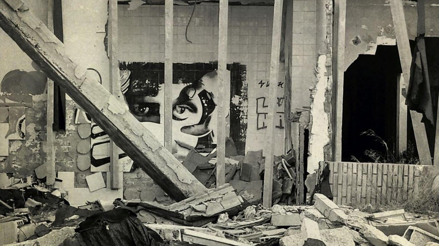 El psiquiátrico infantil abandonado de Cheste (Valencia) | Apenas existen datos concretos sobre su historia, pero sí se sabe que su nombre popular no se corresponde con la realidad de lo que fue. El centro 'La Humanitat' jamás fue un psiquiátrico, sino un centro asistencial para pacientes con distintos grados de deficiencias físicas y psíquicas. Las leyendas que circulan sobre él aseguran que residían aquí niños y enfermos mentales potencialmente peligrosos. La residencia pasó a formar parte en 1986 del Consorcio Valenciano de Servicios Sociales (Convaser) y con el tiempo sus instalaciones dejaron de servir para el modelo asistencial que se pretendía cubrir. El lugar quedó abandonado, objeto de bulos urbanos y objetivo de los adeptos a lo paranormal. La más conocida es la 'leyenda del pasillo quemado' según la cual una enferma o interno prendió fuego al pasillo del ala derecha, ocasionando un incendió en el que -por supuesto- murieron varias personas (según se dice, niños). El lugar, desde luego, da para mucho. Entre muebles, grafitis y pintadas, el pasillo sigue quemado y aún conserva, aunque destrozadas, las bañeras y los aseos que empleaban los residentes. 