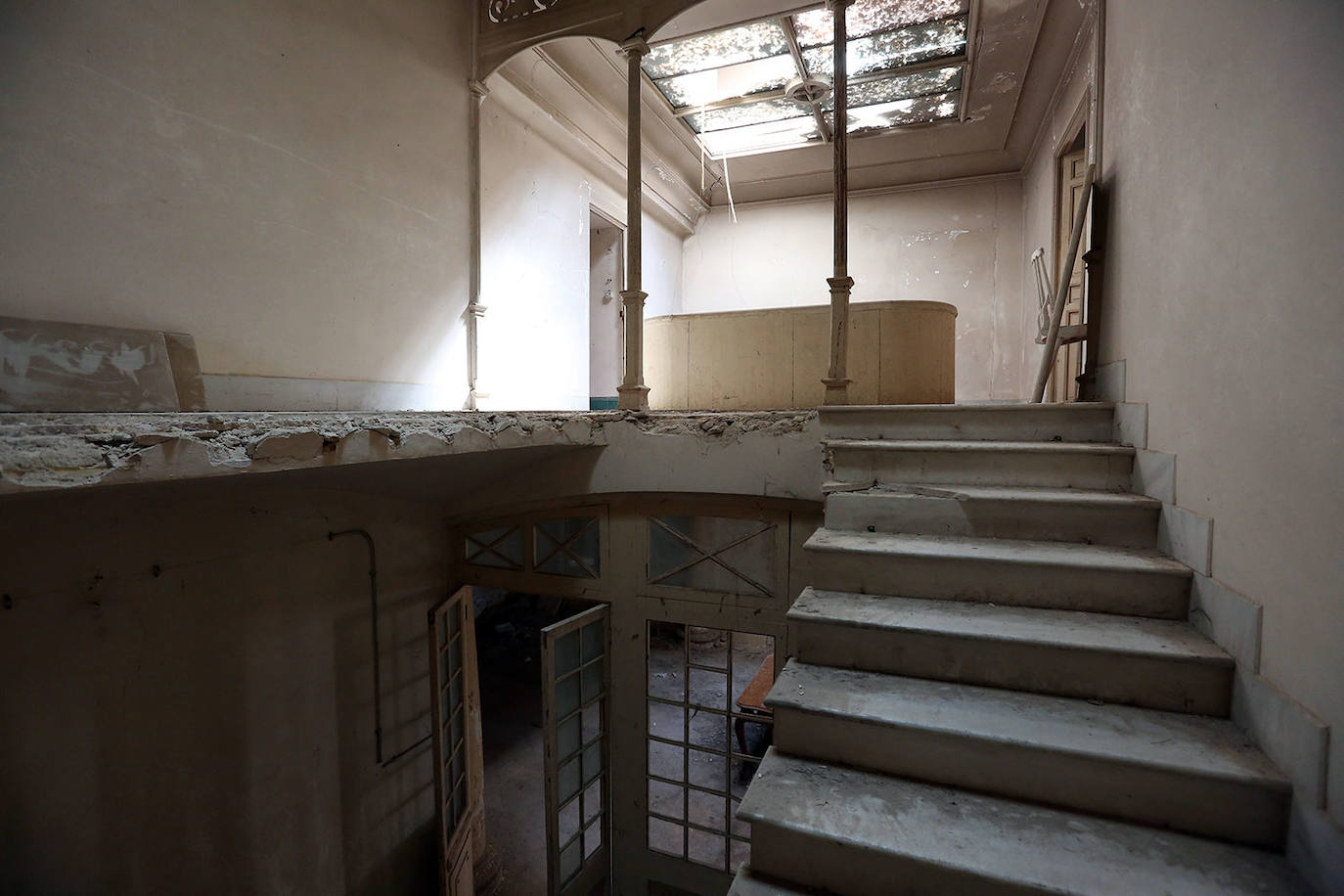 Colonia de Santa Eulalia (Alicante) | Referente del socialismo utópico del siglo XIX en la Comunitat, la colonia se fundó en 1887 y estaba pensada por y para trabajadores. Fue fundada por Antonio de Padua y Saavedra, conde de Alcudia, y su esposa María Concepción Fontes y Sánchez de Teruel, protagonistas de la historia de adulterio que marcó el abandono del lugar. Los restos del palacio de los condes aún conservan cerámica y azulejos de distintos colores y sus estancias aún tienen muebles que parecen esperar un nuevo uso. O retomar uno interrumpido. El edificio albergaba una biblioteca, gran salón, despacho, administración, cocina, patios y hasta 12 habitaciones. Se dice que el palacio es fuente de desdichas, que -según la leyenda popular- tienen su origen en los vicios y desenfreno de sus adinerados propietarios. La pareja acabó protagonizando uno de los mayores escándalos por adulterio de la época y el modelo colectivo acabó por no cuajar. Sus casi 200 trabajadores fueron abandonando progresivamente el lugar y el imponente palacio quedó completamente abandonado, junto al teatro, cuyos restos siguen mostrando la estructura de lo que fue el escenario y las gradas. 