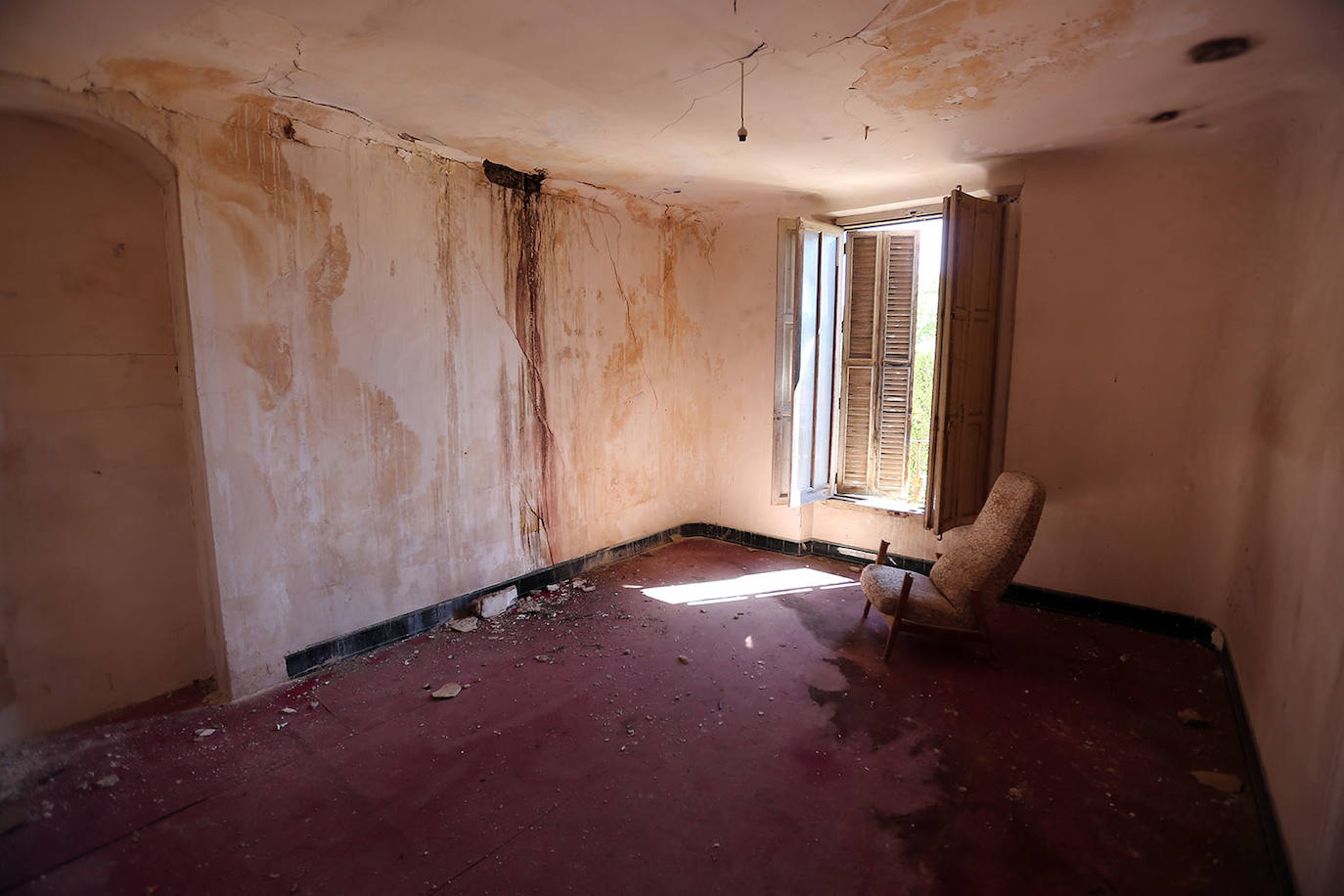 Colonia de Santa Eulalia (Alicante) | Referente del socialismo utópico del siglo XIX en la Comunitat, la colonia se fundó en 1887 y estaba pensada por y para trabajadores. Fue fundada por Antonio de Padua y Saavedra, conde de Alcudia, y su esposa María Concepción Fontes y Sánchez de Teruel, protagonistas de la historia de adulterio que marcó el abandono del lugar. Los restos del palacio de los condes aún conservan cerámica y azulejos de distintos colores y sus estancias aún tienen muebles que parecen esperar un nuevo uso. O retomar uno interrumpido. El edificio albergaba una biblioteca, gran salón, despacho, administración, cocina, patios y hasta 12 habitaciones. Se dice que el palacio es fuente de desdichas, que -según la leyenda popular- tienen su origen en los vicios y desenfreno de sus adinerados propietarios. La pareja acabó protagonizando uno de los mayores escándalos por adulterio de la época y el modelo colectivo acabó por no cuajar. Sus casi 200 trabajadores fueron abandonando progresivamente el lugar y el imponente palacio quedó completamente abandonado, junto al teatro, cuyos restos siguen mostrando la estructura de lo que fue el escenario y las gradas. 