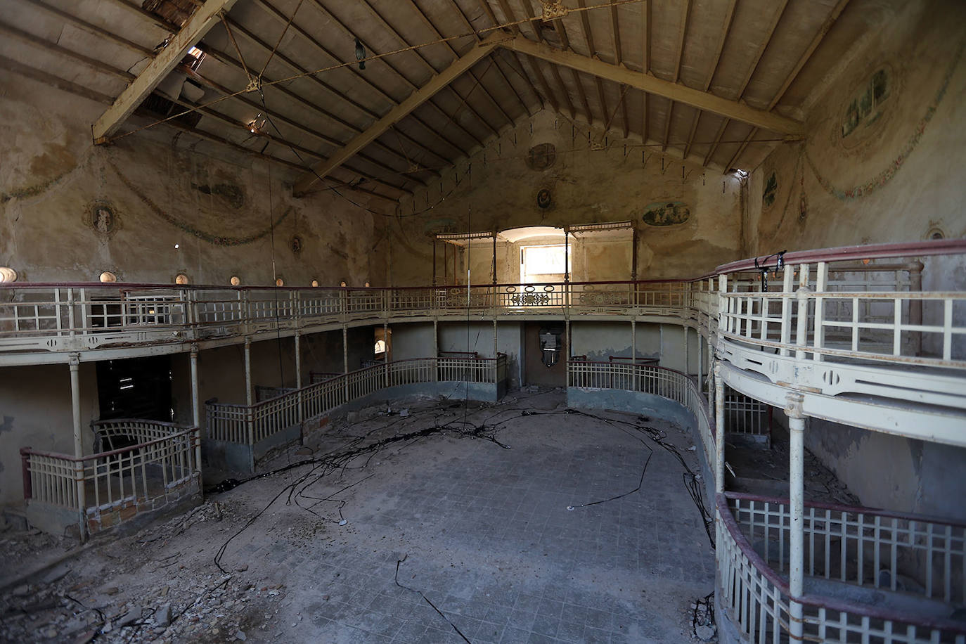 Colonia de Santa Eulalia (Alicante) | Referente del socialismo utópico del siglo XIX en la Comunitat, la colonia se fundó en 1887 y estaba pensada por y para trabajadores. Fue fundada por Antonio de Padua y Saavedra, conde de Alcudia, y su esposa María Concepción Fontes y Sánchez de Teruel, protagonistas de la historia de adulterio que marcó el abandono del lugar. Los restos del palacio de los condes aún conservan cerámica y azulejos de distintos colores y sus estancias aún tienen muebles que parecen esperar un nuevo uso. O retomar uno interrumpido. El edificio albergaba una biblioteca, gran salón, despacho, administración, cocina, patios y hasta 12 habitaciones. Se dice que el palacio es fuente de desdichas, que -según la leyenda popular- tienen su origen en los vicios y desenfreno de sus adinerados propietarios. La pareja acabó protagonizando uno de los mayores escándalos por adulterio de la época y el modelo colectivo acabó por no cuajar. Sus casi 200 trabajadores fueron abandonando progresivamente el lugar y el imponente palacio quedó completamente abandonado, junto al teatro, cuyos restos siguen mostrando la estructura de lo que fue el escenario y las gradas. 