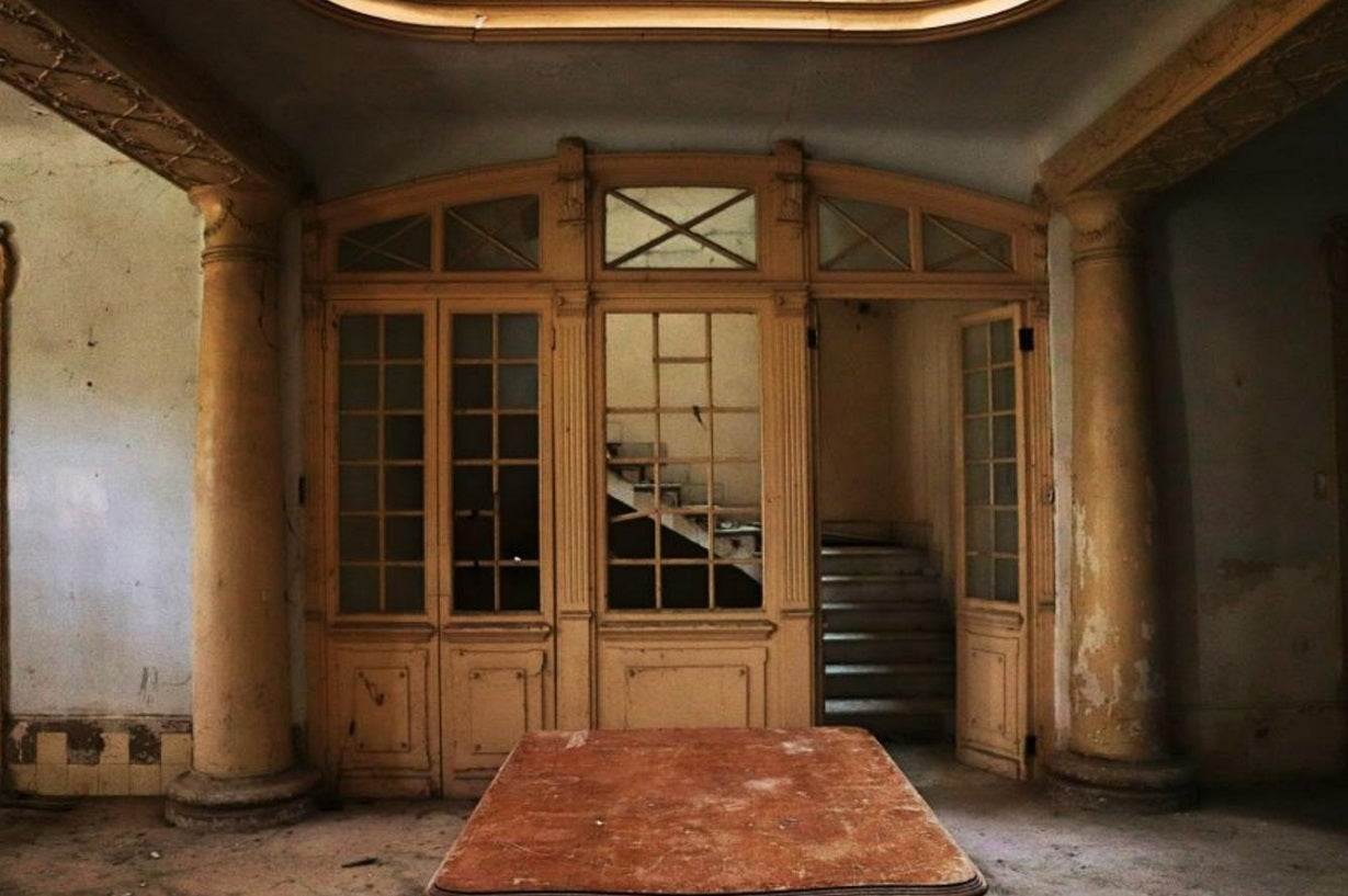 Colonia de Santa Eulalia (Alicante) | Referente del socialismo utópico del siglo XIX en la Comunitat, la colonia se fundó en 1887 y estaba pensada por y para trabajadores. Fue fundada por Antonio de Padua y Saavedra, conde de Alcudia, y su esposa María Concepción Fontes y Sánchez de Teruel, protagonistas de la historia de adulterio que marcó el abandono del lugar. Los restos del palacio de los condes aún conservan cerámica y azulejos de distintos colores y sus estancias aún tienen muebles que parecen esperar un nuevo uso. O retomar uno interrumpido. El edificio albergaba una biblioteca, gran salón, despacho, administración, cocina, patios y hasta 12 habitaciones. Se dice que el palacio es fuente de desdichas, que -según la leyenda popular- tienen su origen en los vicios y desenfreno de sus adinerados propietarios. La pareja acabó protagonizando uno de los mayores escándalos por adulterio de la época y el modelo colectivo acabó por no cuajar. Sus casi 200 trabajadores fueron abandonando progresivamente el lugar y el imponente palacio quedó completamente abandonado, junto al teatro, cuyos restos siguen mostrando la estructura de lo que fue el escenario y las gradas. 