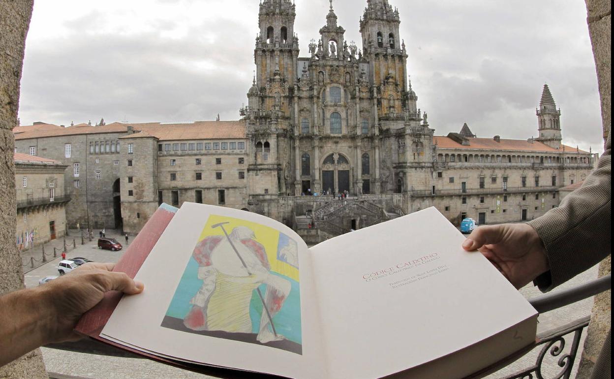 Una copia del Códice Calixtino, frente a la Catedral de Santiago. 