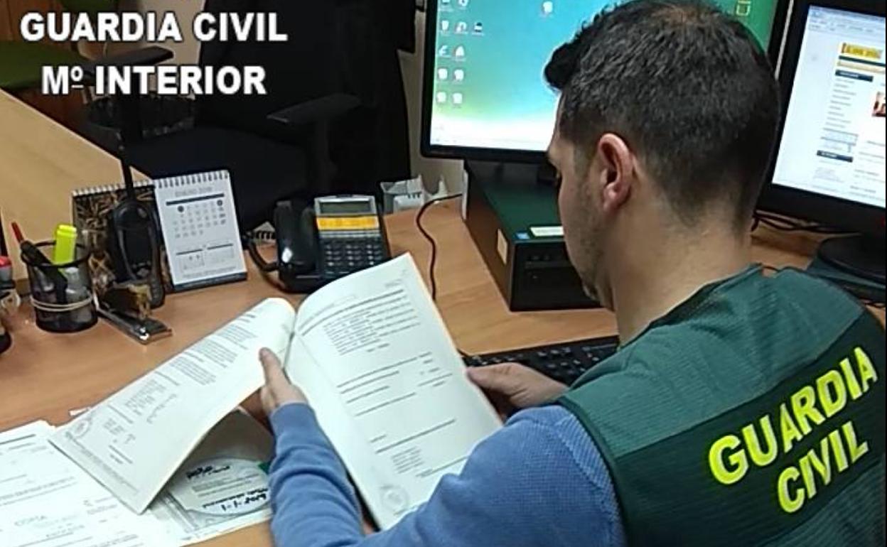 La Guardia Civil investiga a una persona por un presunto delito de estafa.