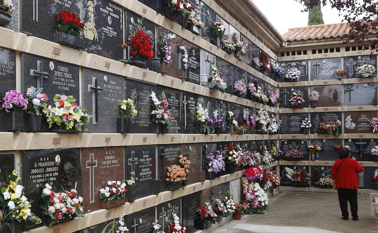 Lápidas en un cementerio de la Comunitat.