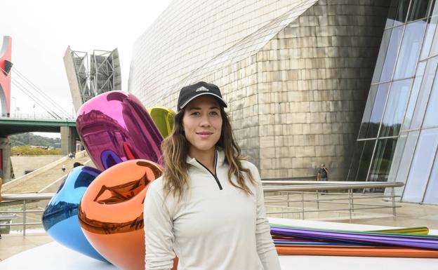 Garbiñe Muguruza posando en el Guggenheim, junto a sus famosos tulipanes. 