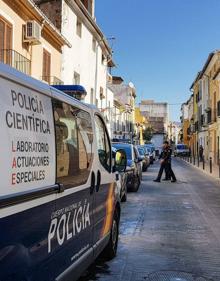 Imagen secundaria 2 - La Policía Científica investiga los hechos en la vivienda donde se han producido. 