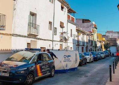 Imagen secundaria 1 - La Policía Científica investiga los hechos en la vivienda donde se han producido. 