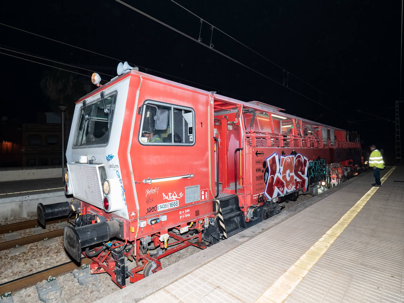 Los operarios de Adif instalan cada jornada 830 traviesas del tercer carril. Las obras entre Sagunto y Castellón se realizan en horario nocturno para evitar la interrupción del tráfico ferroviario.