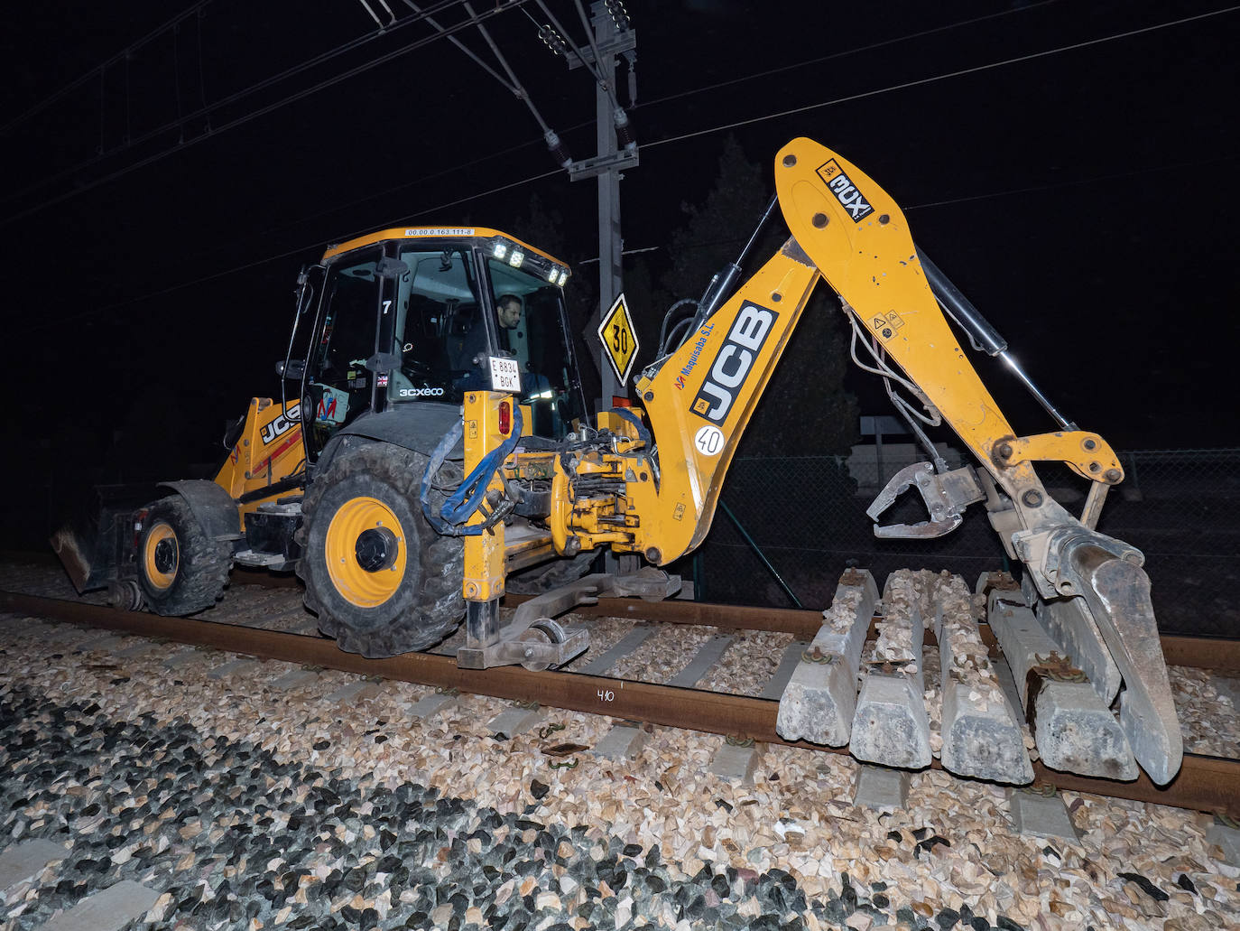 Los operarios de Adif instalan cada jornada 830 traviesas del tercer carril. Las obras entre Sagunto y Castellón se realizan en horario nocturno para evitar la interrupción del tráfico ferroviario.