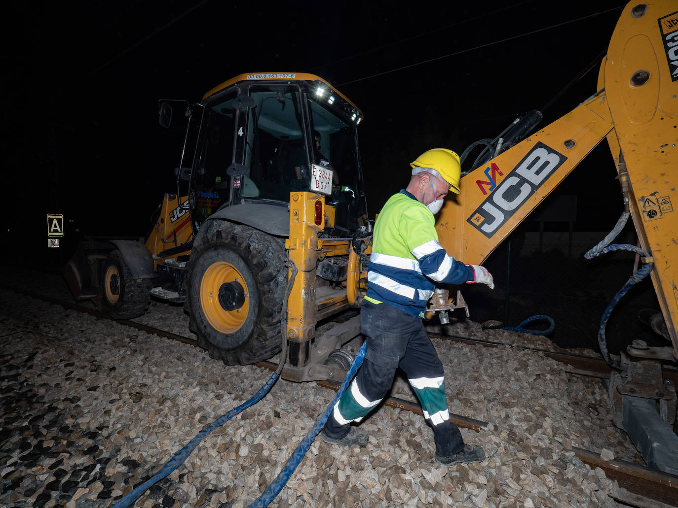 Los operarios de Adif instalan cada jornada 830 traviesas del tercer carril. Las obras entre Sagunto y Castellón se realizan en horario nocturno para evitar la interrupción del tráfico ferroviario.