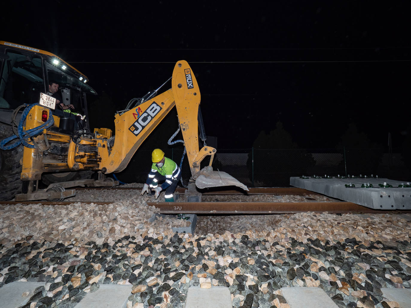 Los operarios de Adif instalan cada jornada 830 traviesas del tercer carril. Las obras entre Sagunto y Castellón se realizan en horario nocturno para evitar la interrupción del tráfico ferroviario.