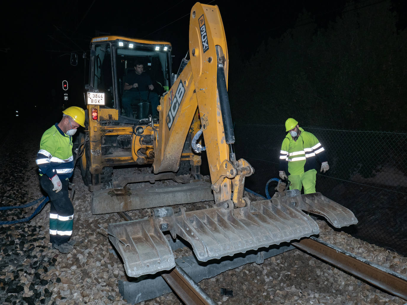 Los operarios de Adif instalan cada jornada 830 traviesas del tercer carril. Las obras entre Sagunto y Castellón se realizan en horario nocturno para evitar la interrupción del tráfico ferroviario.