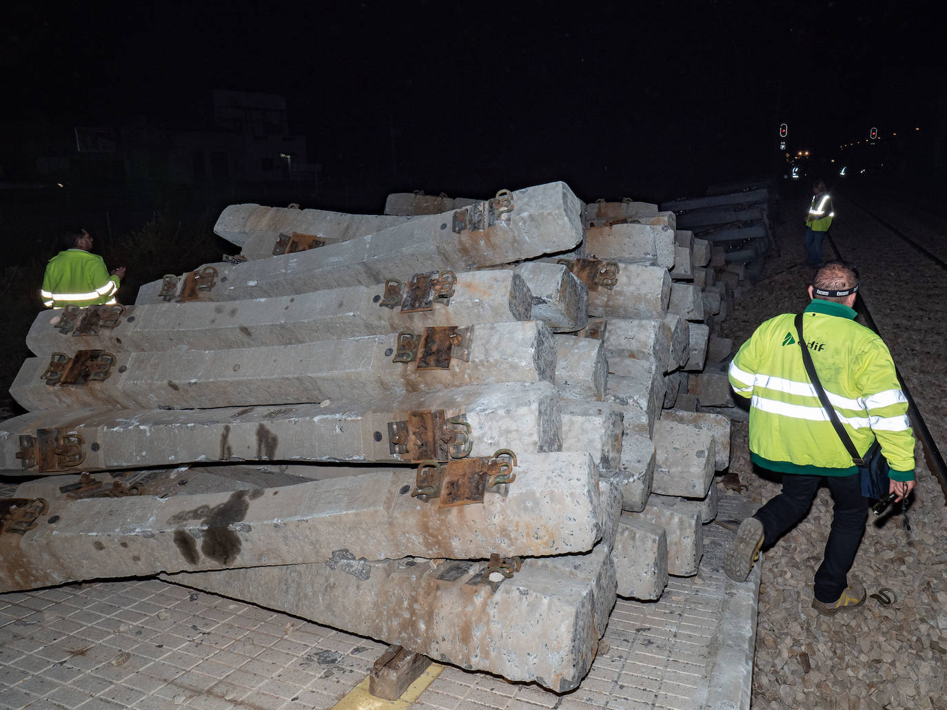 Los operarios de Adif instalan cada jornada 830 traviesas del tercer carril. Las obras entre Sagunto y Castellón se realizan en horario nocturno para evitar la interrupción del tráfico ferroviario.