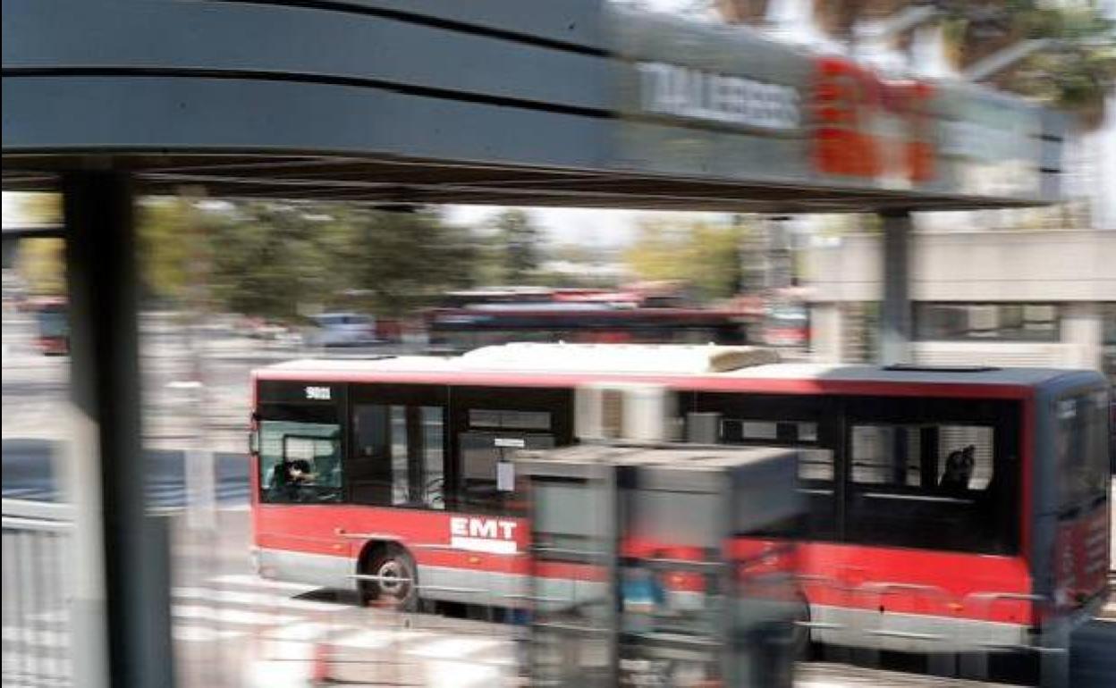 Un autobús entra en los talleres de la EMT