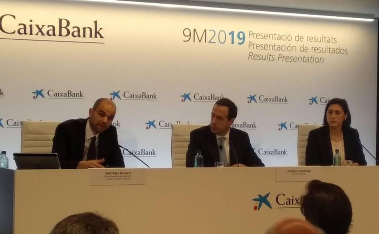 El consejero delegado de CaixaBank, Gonzalo Gortázar, (centro) durante la presentación de los resultados. 