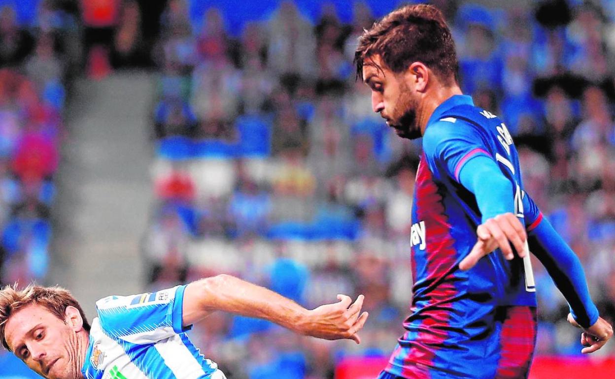 José Campaña controla el balón ante la presión de Monreal.