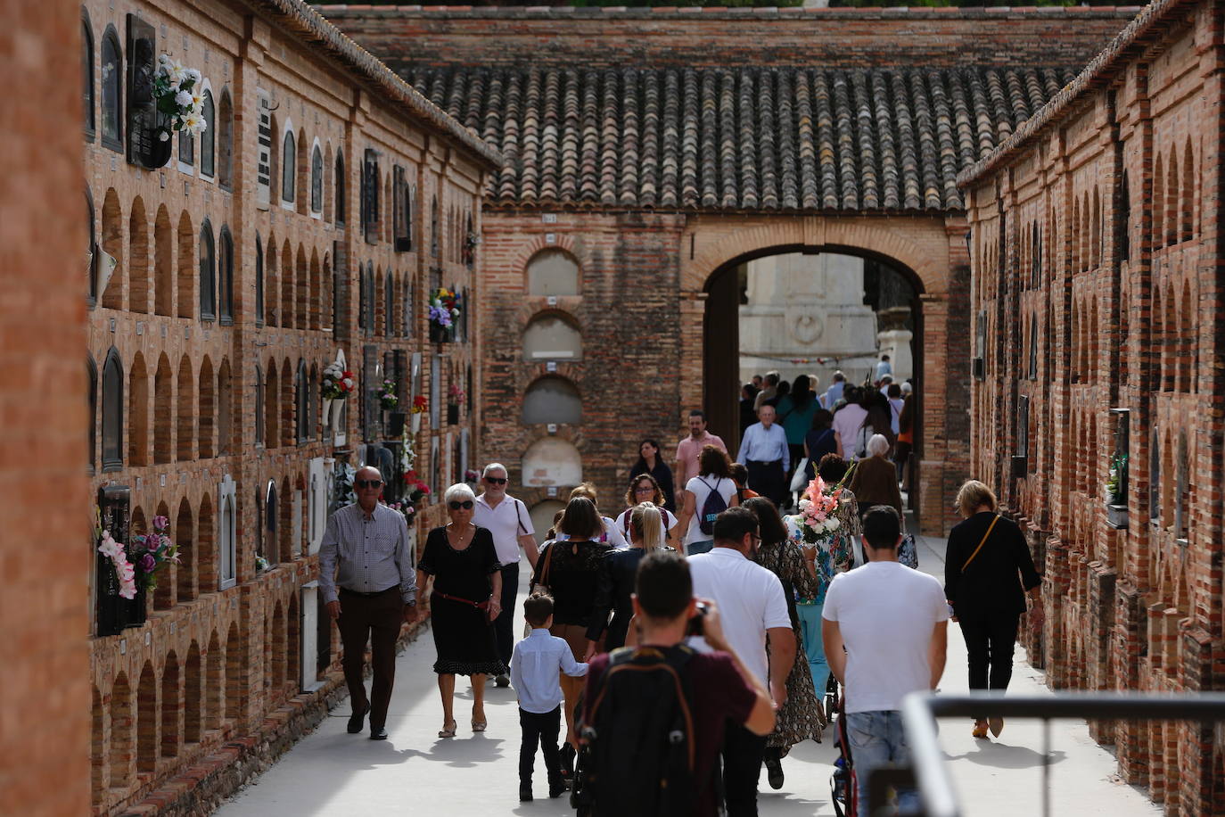 Los valencianos han cumplido este viernes, 1 de noviembre de 2019, con la tradición de visitar los cementerios con motivo de la festividad de Todos los Santos. 